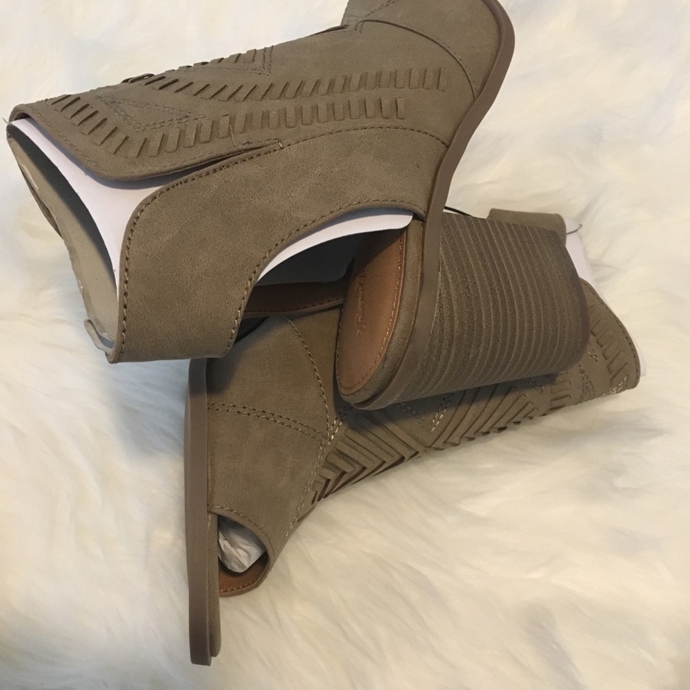 Universal Thread Ladies Shoes - Picture 3 of 3